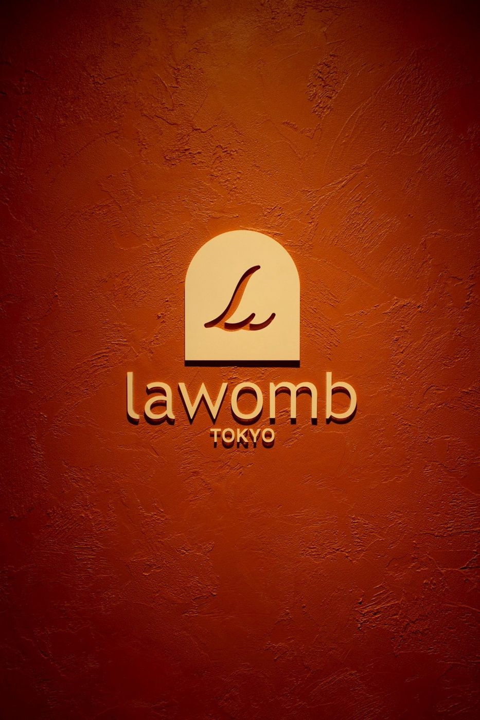 lawombのロゴサイン